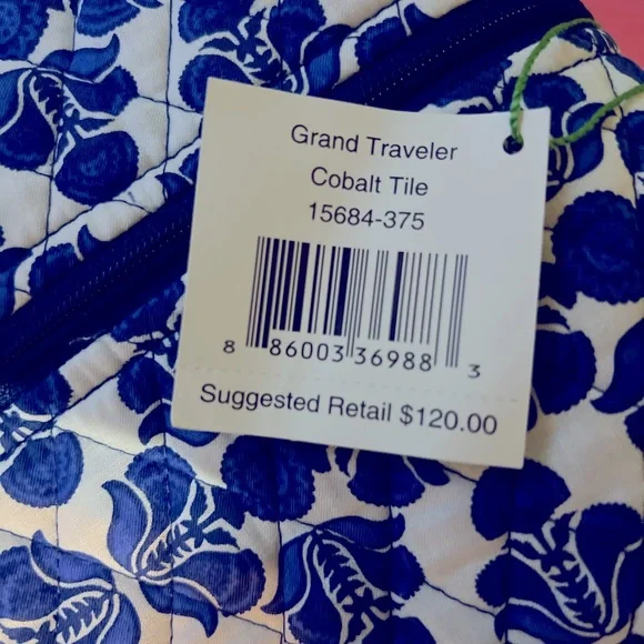 Vera Bradley NEW  HUGE traveler tote. Has the shoulder strap. No callouts - Picture 6 of 9